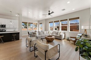 コンドミニアム 3 ベッドルーム | リビング エリア | スマートテレビ