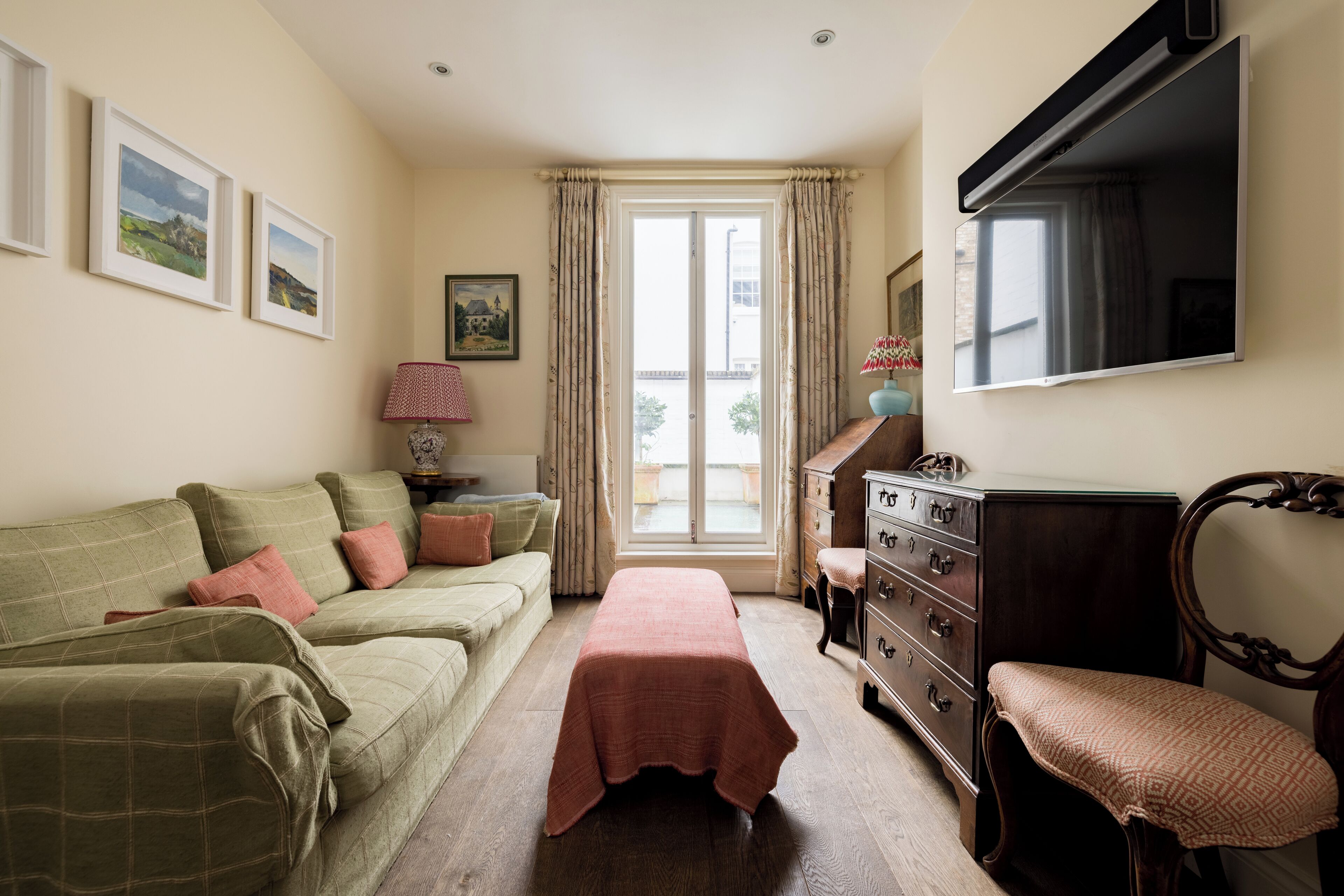 House (4 Bedrooms) | Living area | TV