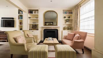 House (4 Bedrooms) | Living area | TV