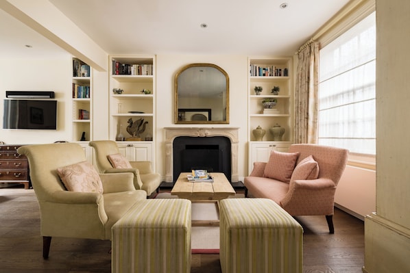 House (4 Bedrooms) | Living area | TV - The Chelsea Abode - 4bdr Home With Terrace (London)