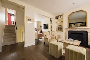 Living area - The Chelsea Abode - 4bdr Home With Terrace (London)