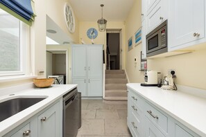 Private kitchen - The Chelsea Abode - 4bdr Home With Terrace (London)