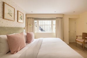 4 bedrooms, iron/ironing board, free WiFi, bed sheets - The Chelsea Abode - 4bdr Home With Terrace (London)