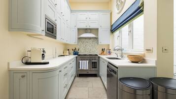 House (4 Bedrooms) | Private kitchen | Fridge, microwave, oven, dishwasher