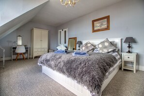 5 Schlafzimmer, Schreibtisch, Bügeleisen/Bügelbrett, Reisekinderbett