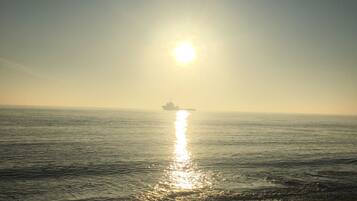 Plage à proximité, chaises longues