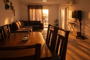 Standard-Chalet, Balkon, Blick auf den Innenhof | Wohnbereich | Flachbildfernseher