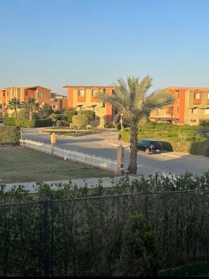 Chalet estándar, balcón, vistas al patio | Vistas al patio