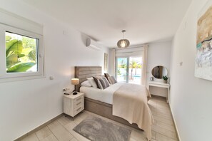 4 chambres, bureau, fer et planche à repasser, lit de bébé portatif