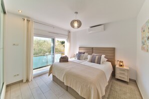 4 bedrooms, desk, iron/ironing board, travel crib