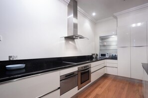 Private kitchen - Spacious 3 BDR family home with Parking and BBQ! (Perth)