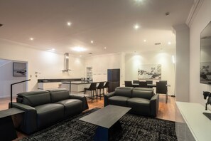 Living area - Spacious 3 BDR family home with Parking and BBQ! (Perth)