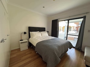 3 habitaciones, tabla de planchar con plancha, internet y ropa de cama 