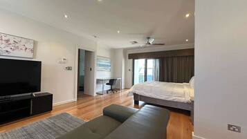 3 bedrooms, iron/ironing board, Internet, bed sheets