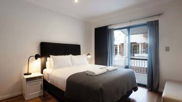 3 bedrooms, iron/ironing board, internet, bed sheets