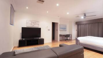 3 bedrooms, iron/ironing board, internet, bed sheets
