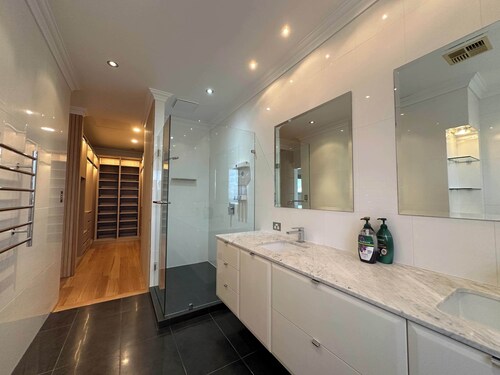 Spacious 3 BDR family home with Parking and BBQ!