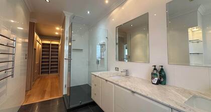 Spacious 3 BDR family home with Parking and BBQ!