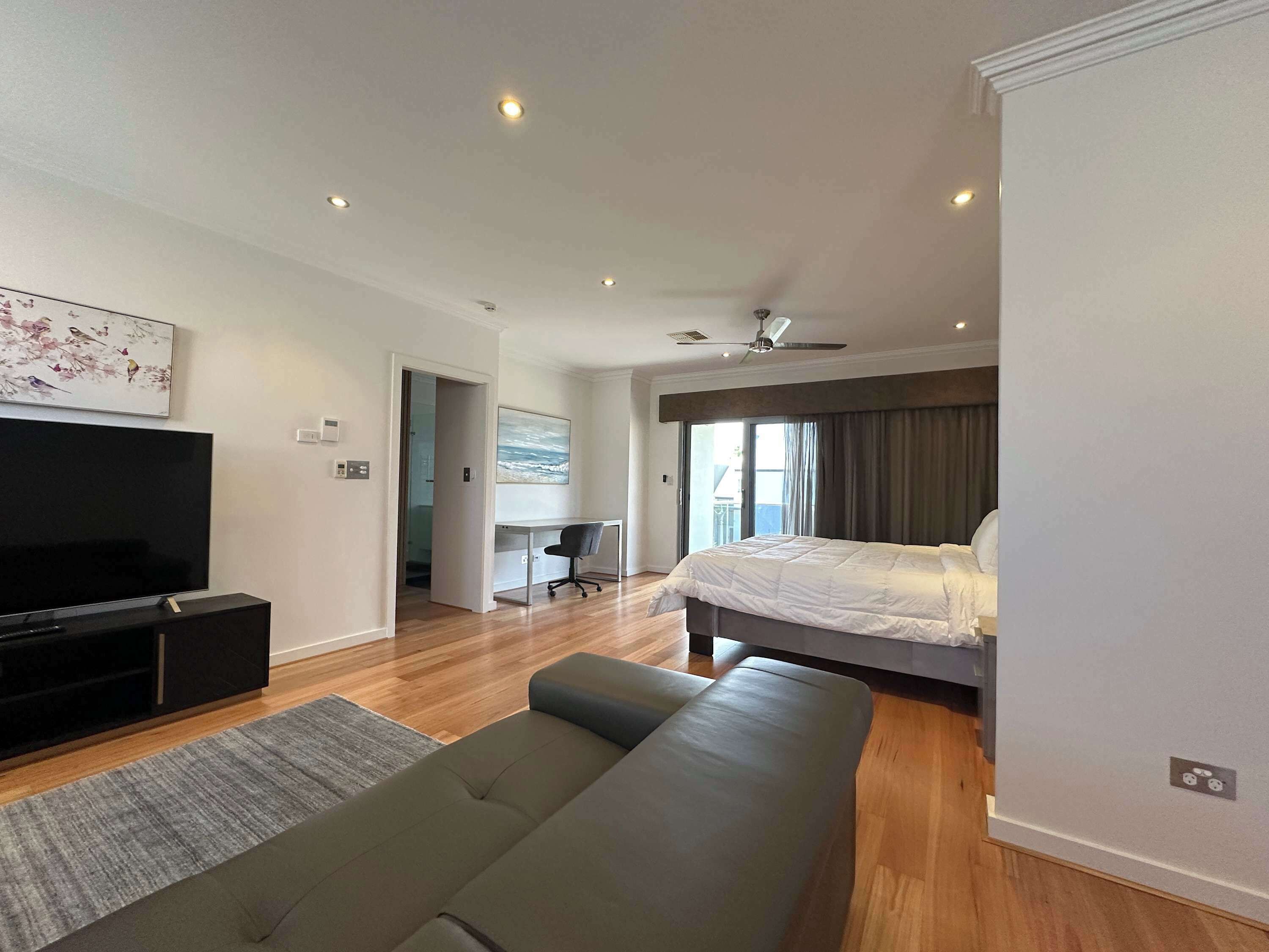 3 bedrooms, iron/ironing board, internet, bed sheets