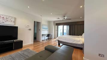 3 bedrooms, iron/ironing board, internet, bed sheets