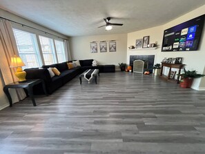 Interior - Spacious 4-bedroom house in charming Tomball with lots of space, and fast WiFi (Tomball)