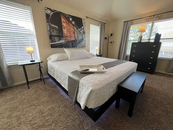 4 bedrooms, iron/ironing board, WiFi, bed sheets - Spacious 4-bedroom house in charming Tomball with lots of space, and fast WiFi (Tomball)