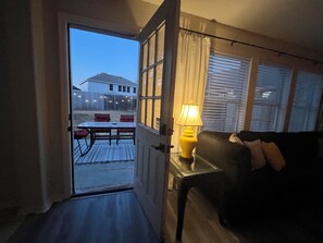 Living area - Spacious 4-bedroom house in charming Tomball with lots of space, and fast WiFi (Tomball)