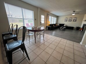 Interior - Spacious 4-bedroom house in charming Tomball with lots of space, and fast WiFi (Tomball)