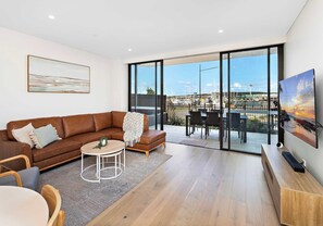 Una televisión, una oficina