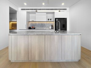 冰箱、微波炉、烤箱、炉灶