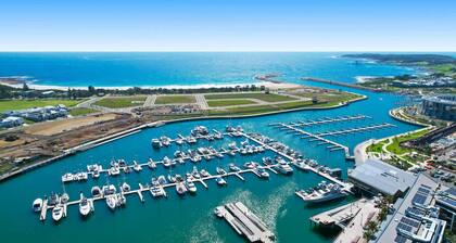 Harbourside Delight - Footsteps from Marina!