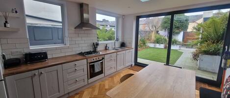 Een koelkast, een magnetron, een oven, een kookplaat