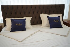 Deluxe Double Room with Balcony - Direct Sea View - Ground Floor | ミニバー、アイロン / アイロン台、WiFi (無料)、ベッドシーツ