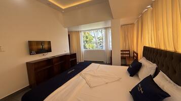 Minibar, iron/ironing board, free WiFi, bed sheets