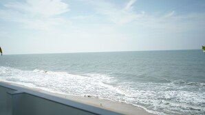 A beach view with waves and a clear sky. - Golden Sands Cherai (Kochi)