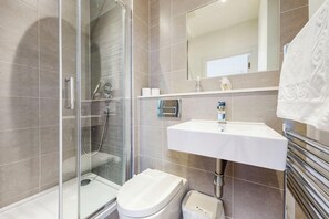 Haartrockner, Handtücher, Seife, Toilettenpapier