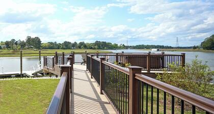 Charming waterfront hotel in serene Suffolk with WiFi, AC