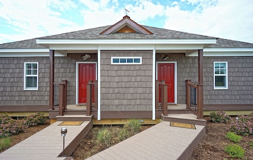 Charming waterfront hotel in serene Suffolk with WiFi, AC