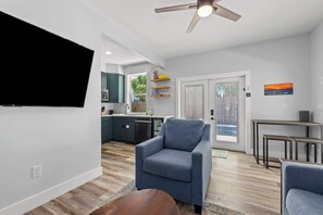 Televisión, chimenea y oficina