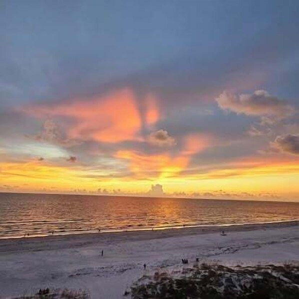 Une plage au coucher du soleil.