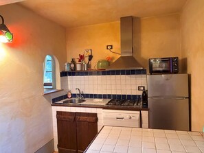 Condo, vista a la colina | Cocina privada | Refrigerador con congelador, microondas, horno y parrilla de estufa 