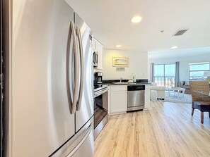 雪櫃、微波爐、焗爐、爐具