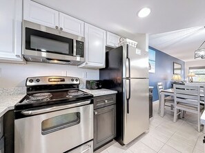 Réfrigérateur, four à micro-ondes, un four, surface de cuisson