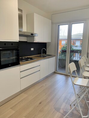 Kühlschrank, Mikrowelle, Ofen, Herdplatte