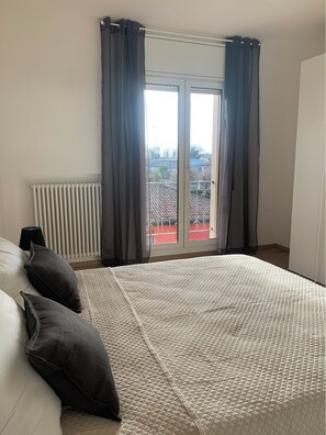 3 bedrooms, desk, iron/ironing board, travel cot