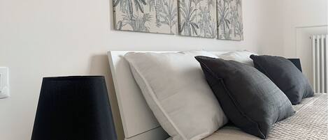 3 chambres, bureau, fer et planche à repasser, lit parapluie