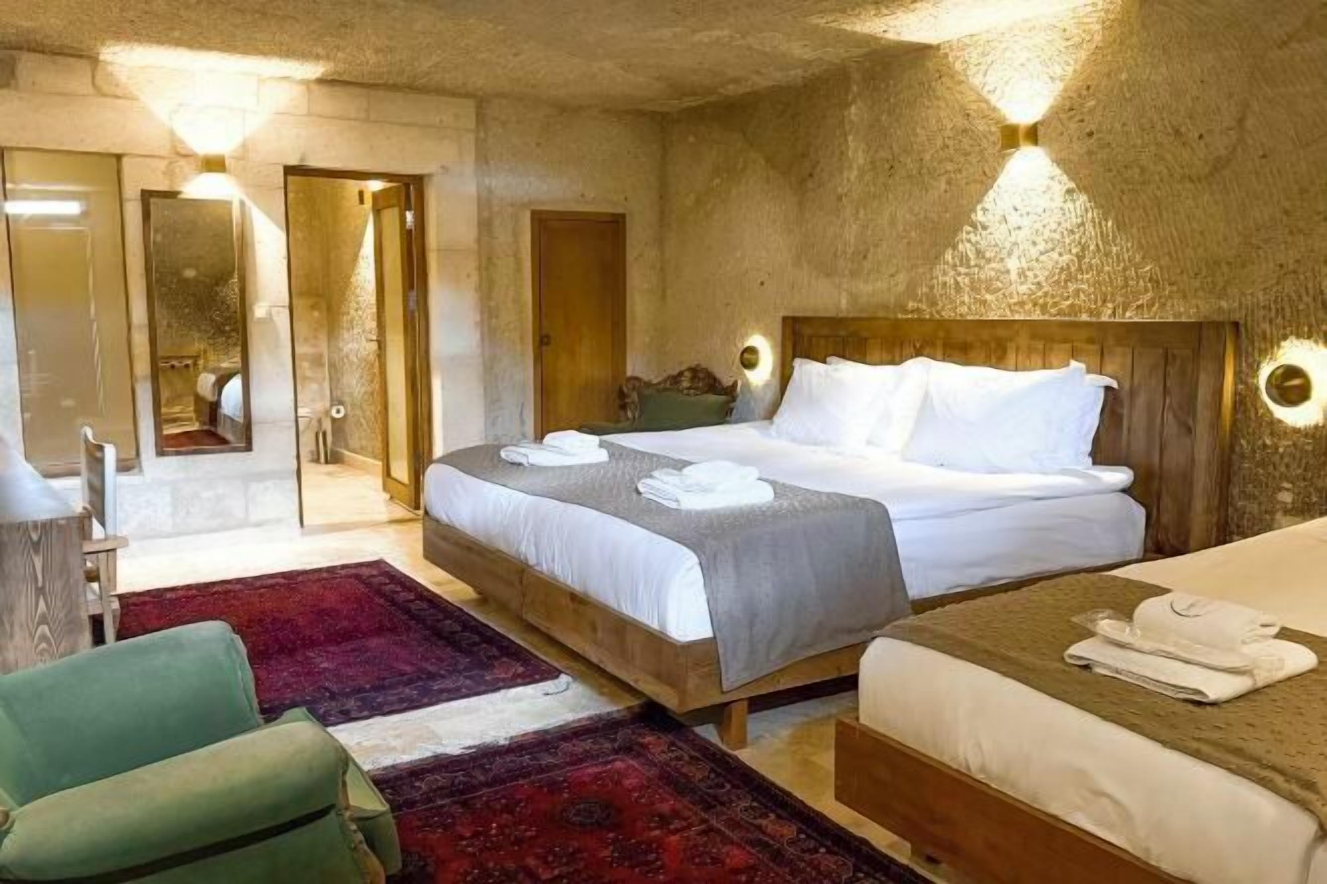 Sengetøy av topp kvalitet, memory foam-senger, minibar og safe på rommet