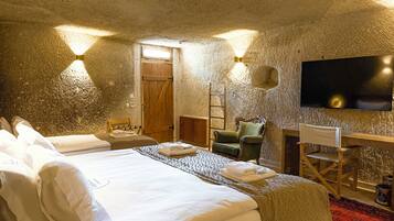 Habitación triple Deluxe | Ropa de cama de alta calidad, colchones viscoelásticos, minibar