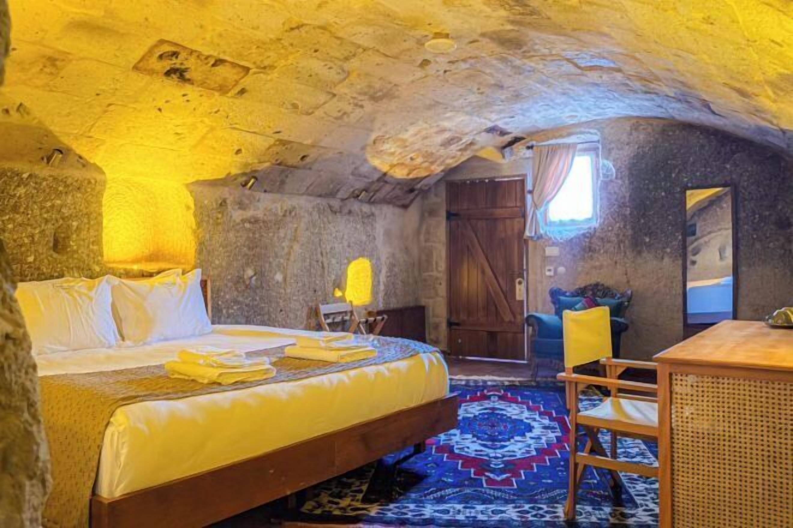 Sengetøy av topp kvalitet, memory foam-senger, minibar og safe på rommet