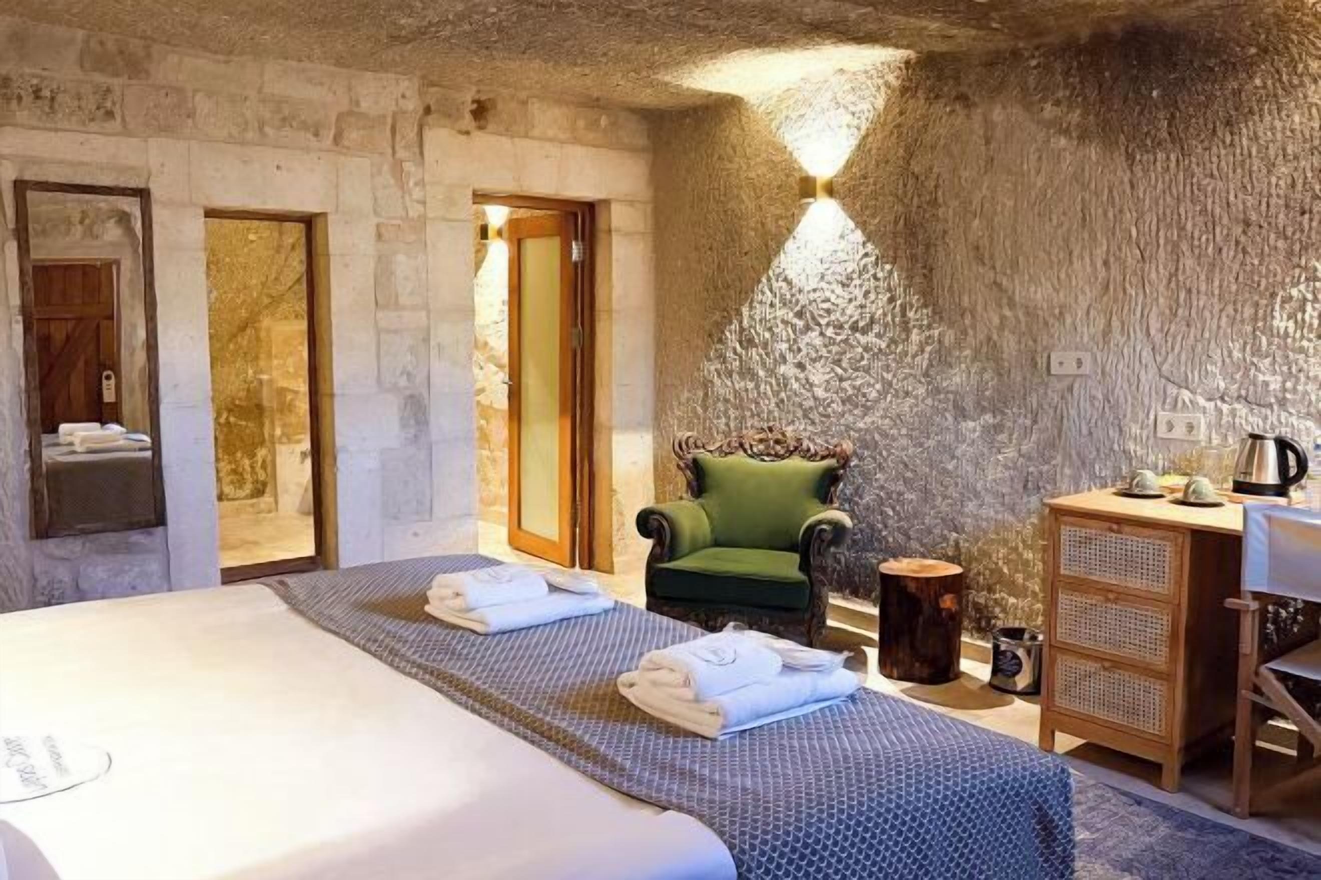 Sengetøy av topp kvalitet, memory foam-senger, minibar og safe på rommet